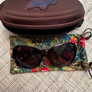 Women’s Maui Jim polarized sunglasses with case and rag
